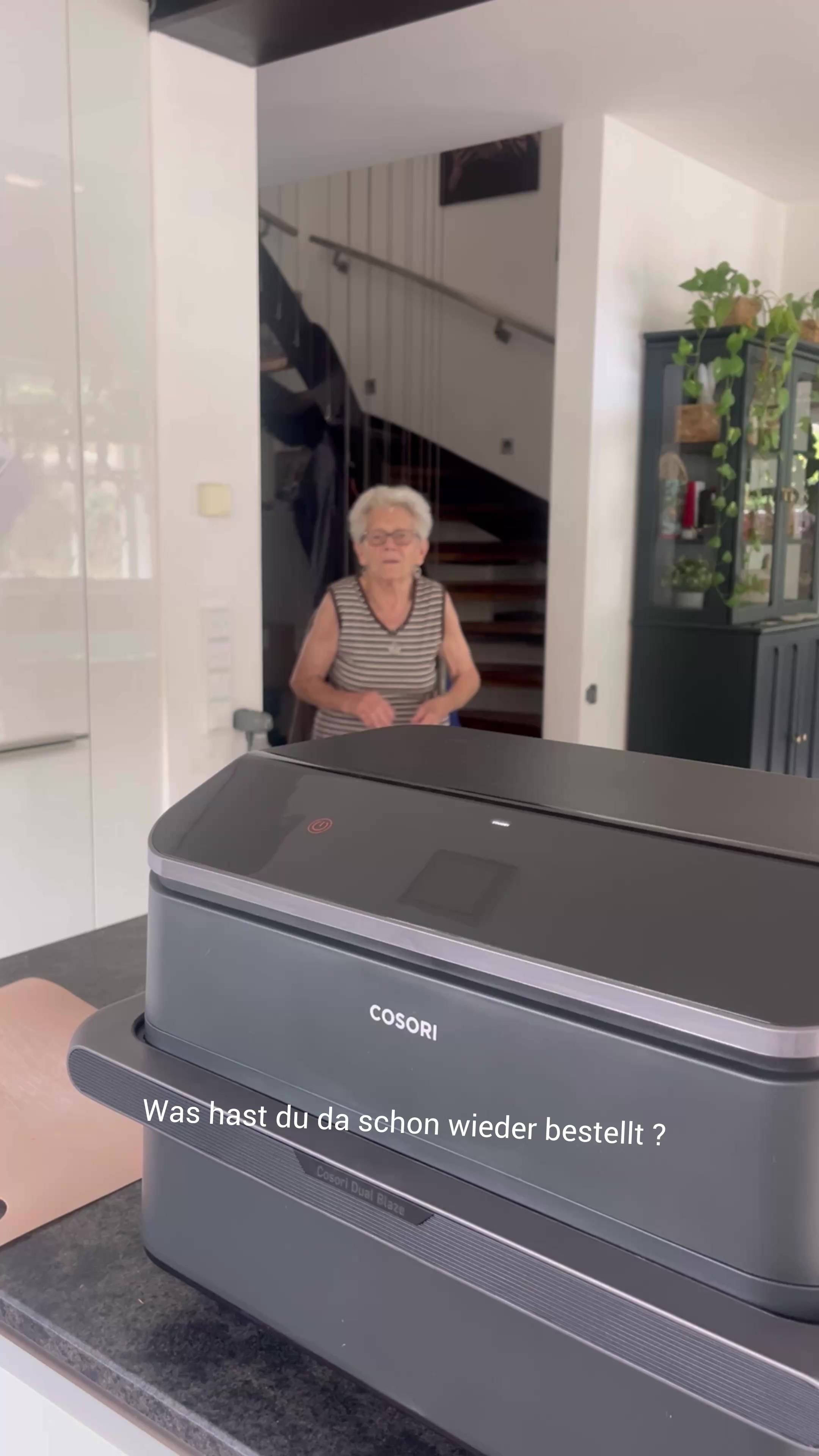 TikTok post by @trudeoma for COSORI. Caption reads: @COSORI 🧡 #oma #enkelin #uroma #grandma #trudeoma....