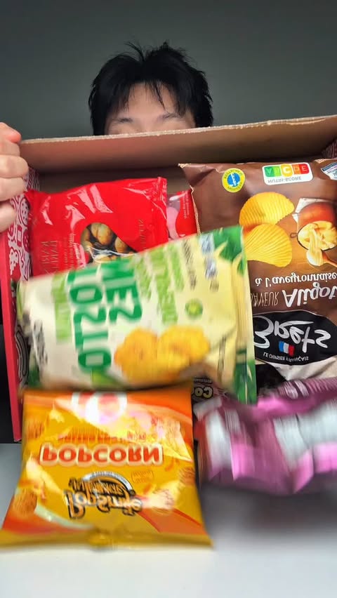 Instagram post by @shhhhimeating1 for Universal Yums. Caption reads: Trying @universalyums holiday box and the cookie....