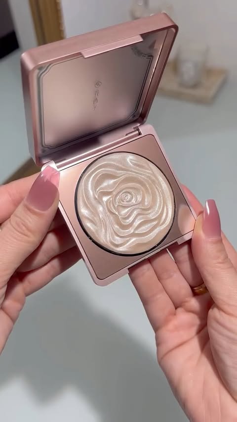 Instagram post by @anniiearif for Florasis. Caption reads: [...] ✨

Dual Blossom Glow-Up....