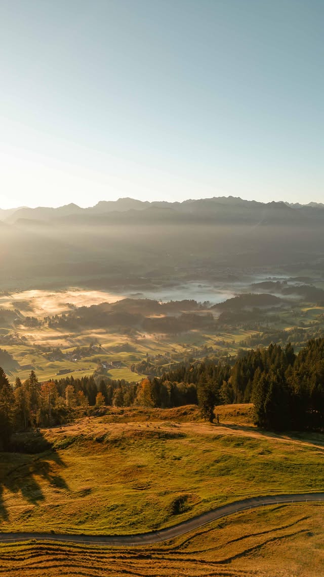 Instagram post by @iambastiano for Discover Earth. Caption reads: [...] #hiking #sonnenaufgang #sunrise....