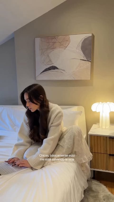 Instagram post by @iris_ermine for Lenovo. Caption reads: [...] y mantenerme creativa ✨🥹💗 con mi Lenovo....