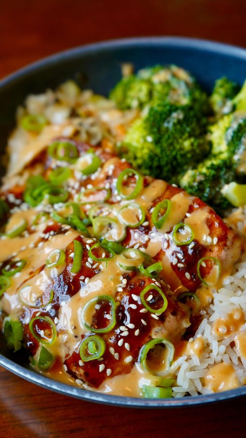 Instagram post by @calwillcookit for Kevins Natural Foods. Caption reads: Teriyaki Salmon Bowl 🎣🔥 

This recipe comes....