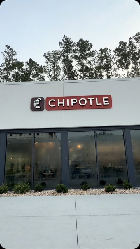 Instagram post by @jennaburnes for Chipotle. Caption reads: My favorite post lift fuel @chipotle 👩‍🍳💋....