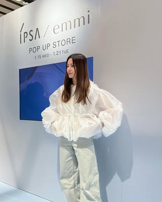 Instagram post by @a.asuka.a for IPSA. Caption reads: .
化粧品ブランドIPSAとemmiによる初のコラボ✨

私が選んだブルゾンはふわっとしたバルーン袖....