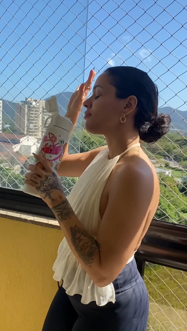 Instagram post by @anapaulabese for Gocase. Caption reads: 💧 Em todo lugar comigo!
Minha Flip Pro tem trava....