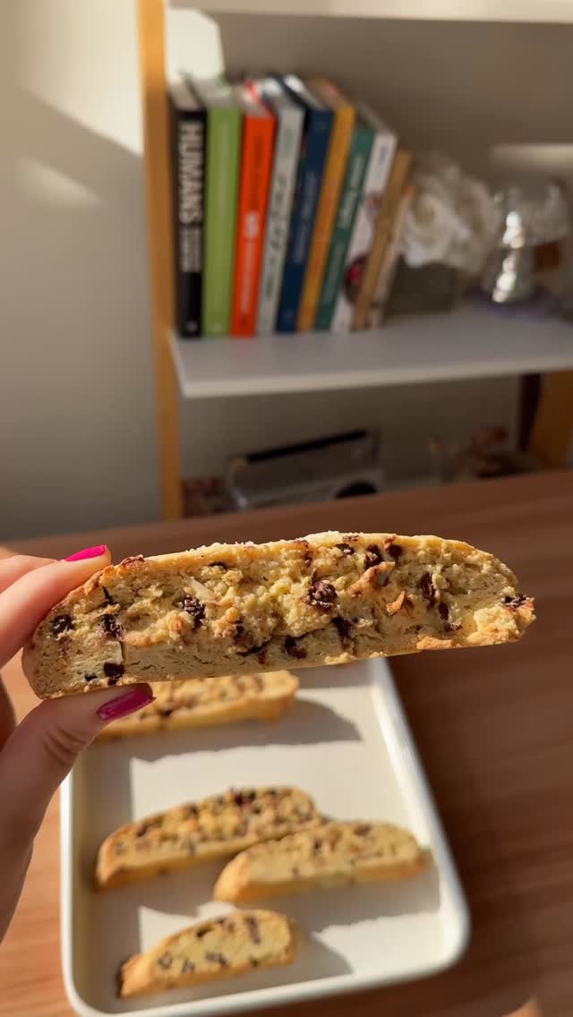 Instagram post by @shityoushouldeat for Disaronno. Caption reads: Vanilla Almond Amaretto Biscotti 

Biscotti is one....