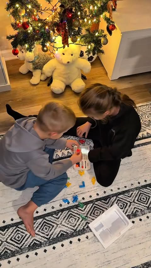 Instagram post by @neliasamoilich for GiiKER. Caption reads: [...] a fun and educational gift for kids?....