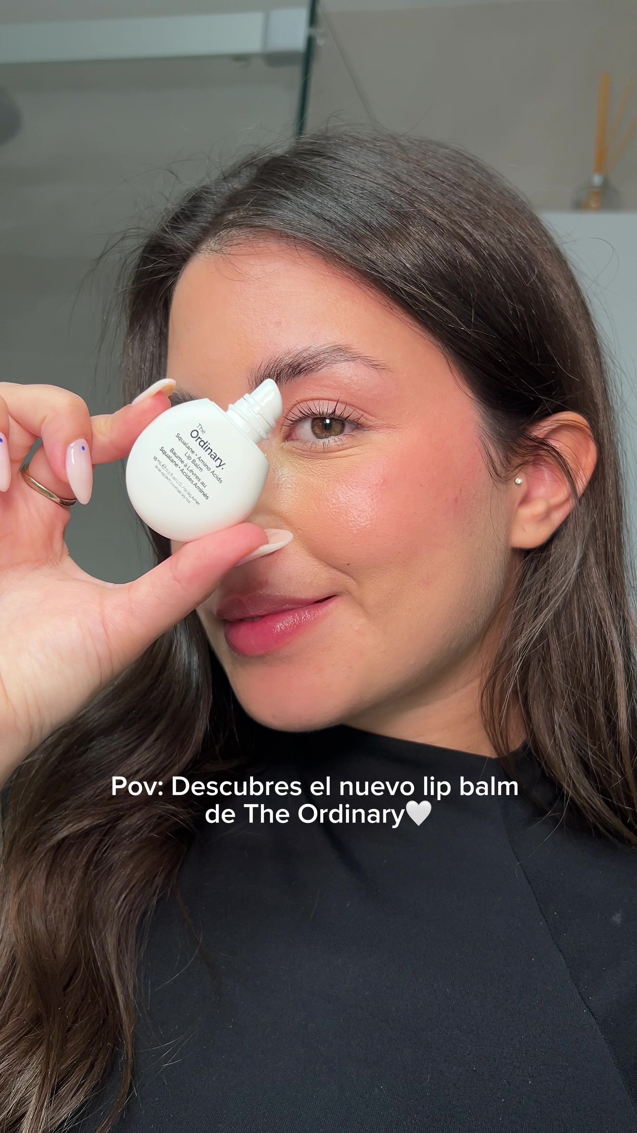 TikTok post by @andreacedugc for DECIEM. Caption reads: [...] con este lip balm desde que lo probé 🤍....