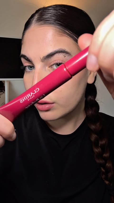 Instagram post by @maarch_27 for Clarins. Caption reads: [...] 💄Lipstick: @isadoraofficial ✨Gloss:....