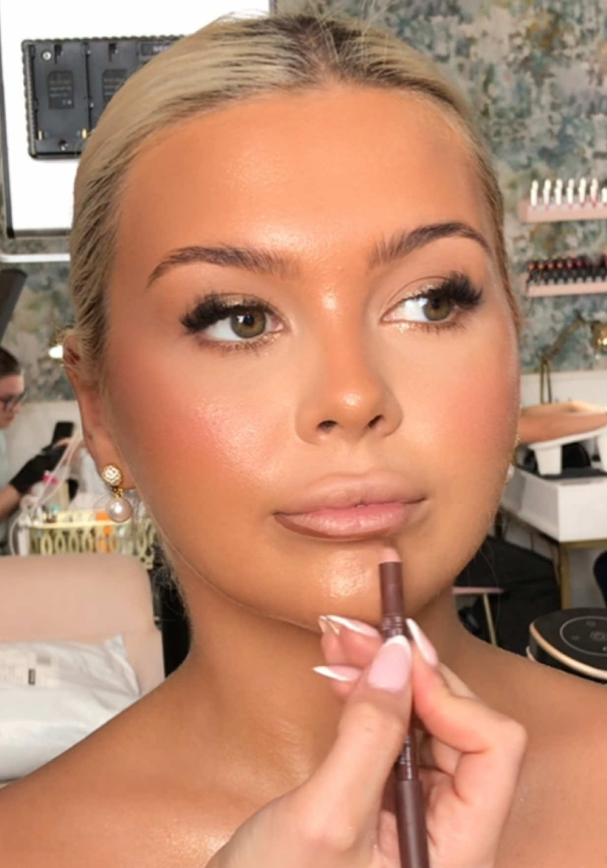 TikTok post by @byrobynanderson for HNB Cosmetics. Caption reads: [...] neutral nude lip combo 🤎 @HNB Cosmetics....