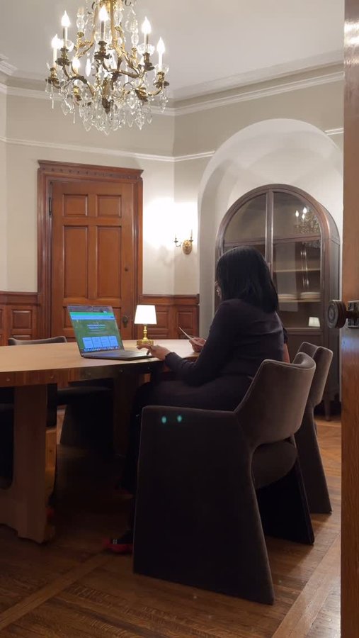 Instagram post by @clarkepeoples for H&R Block. Caption reads: [...] tax filing gifts a thing 🙋🏾‍♀️ with....