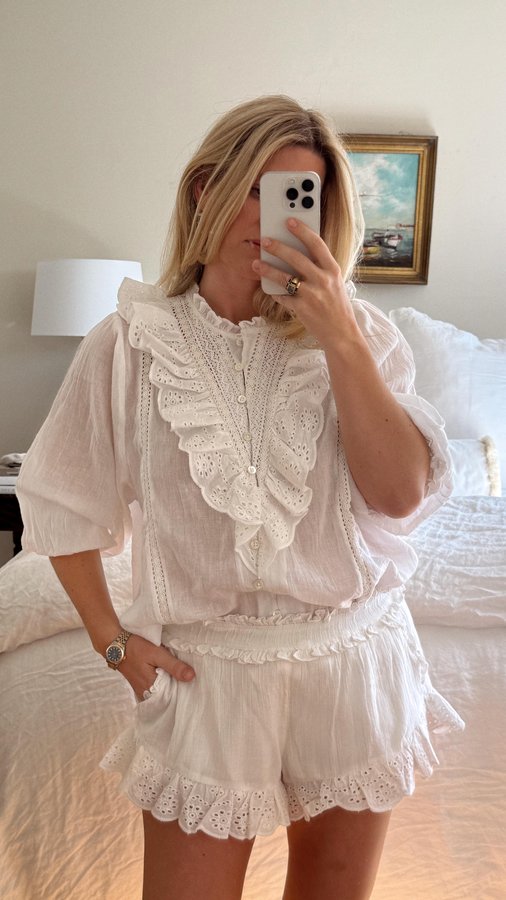 Instagram post by @sarahchappellhorton for Show Me Your Mumu. Caption reads: The dreamiest white eyelet from @showmeyourmumu....