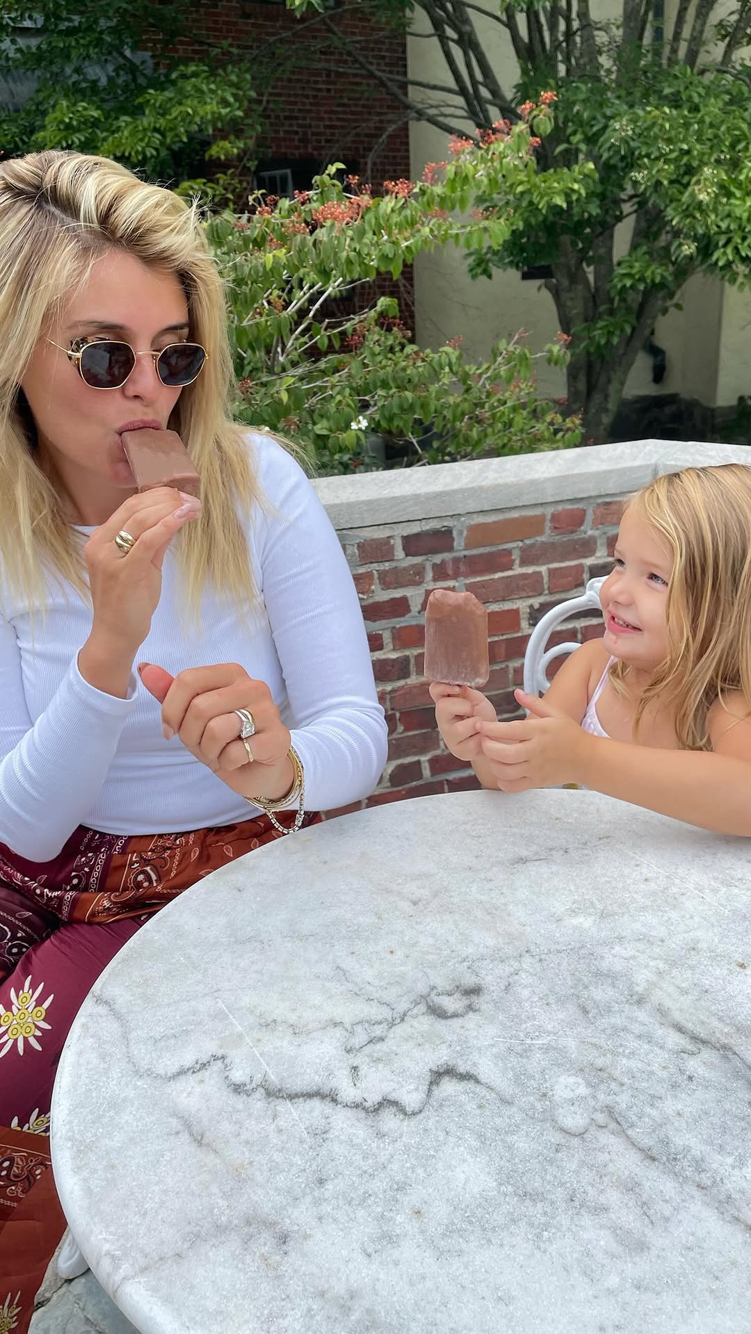 Instagram post by @daphneoz for WeightWatchers. Caption reads: Fudge-style chocolate pops made @ww friendly — and....