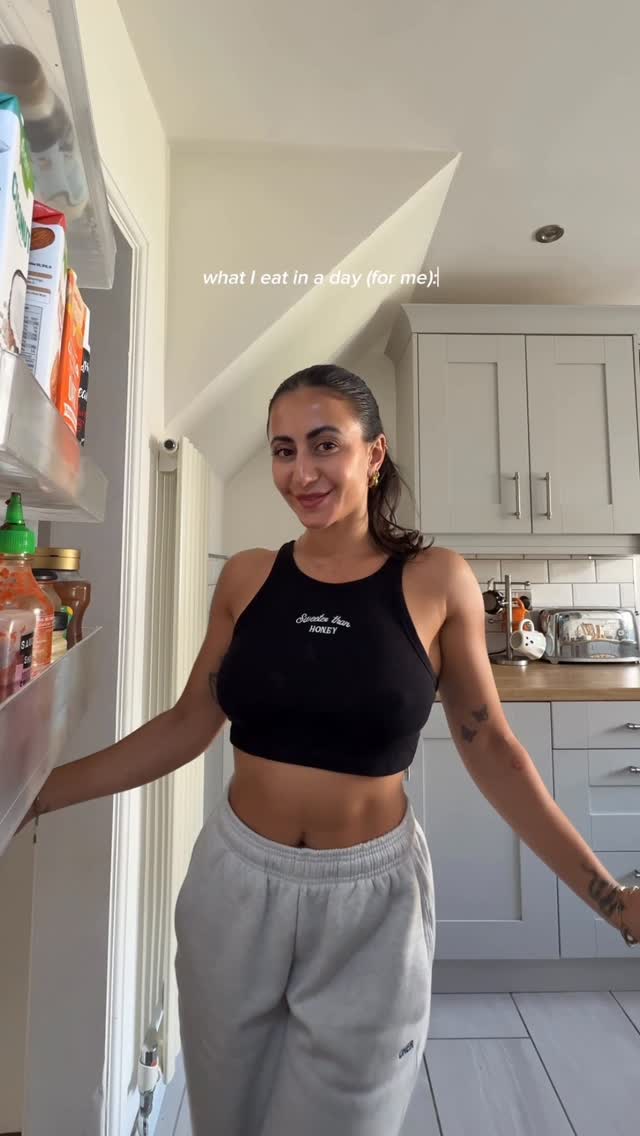 Instagram post by @lifewith.leila for Protein Works. Caption reads: 🤎 What I ate on this particular day:

Breakfast:....