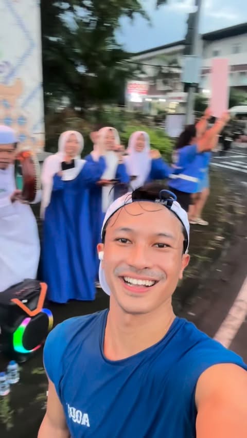 Instagram post by @mufiyoga for Sehat AQUA. Caption reads: [...] sampai finish 🙌 Untungnya ditemenin....