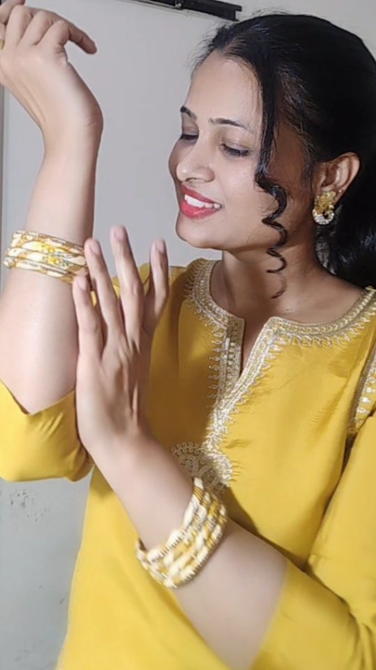 Instagram post by @aarti.gautam.522 for Navlik. Caption reads: [...] wear.

This Beautiful kurta set is from....