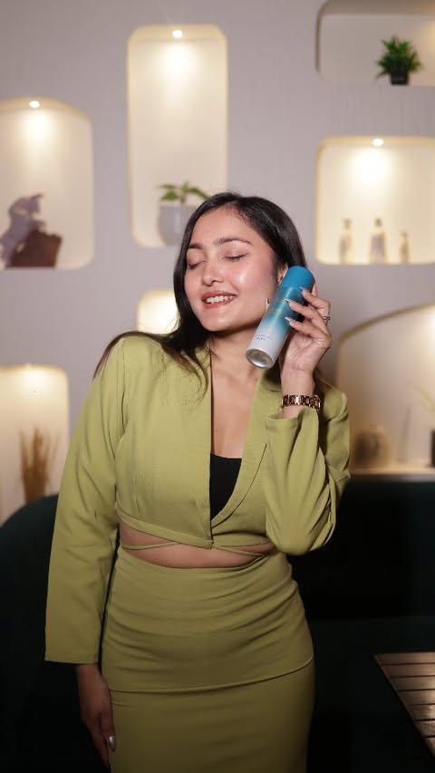 Instagram post by @pooza_chauhan_ for French Essence. Caption reads: [...] focused, and effortlessly confident.
French....