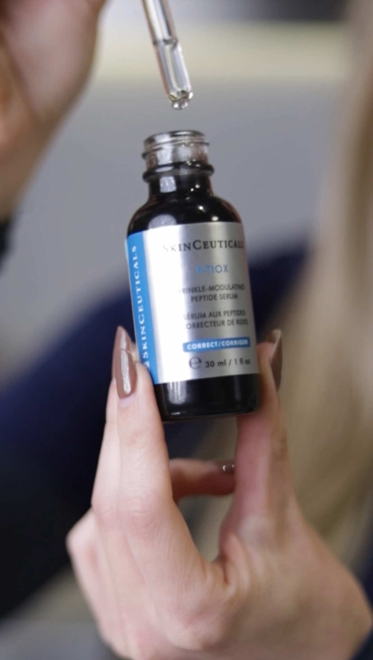 TikTok post by @dra_skin for SkinCeuticals. Caption reads: P TIOX de @SkinCeuticals  Un suero que gracias a....