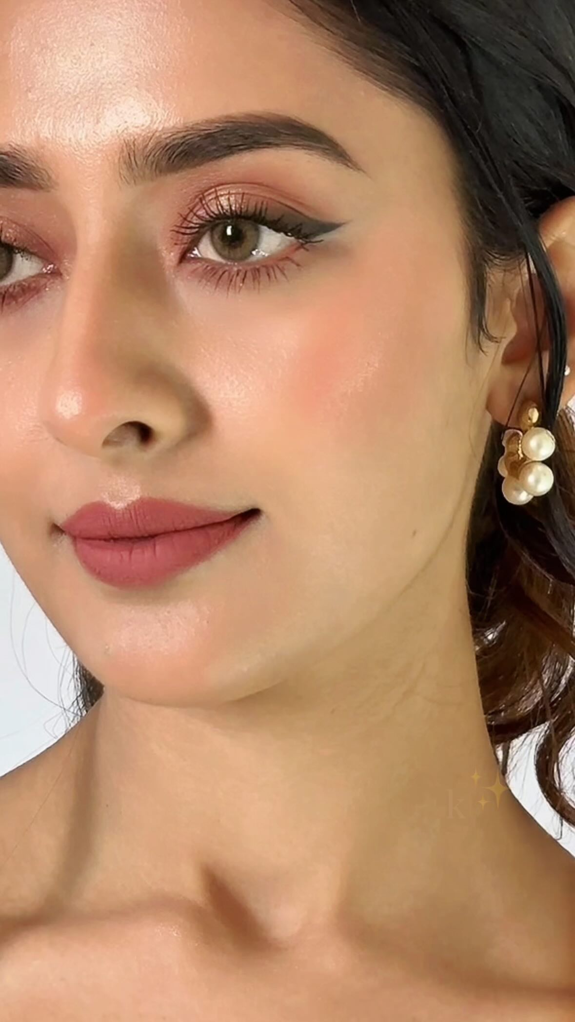 Instagram post by @daily_dose_of_glam_by_teena for Swiss Beauty Cosmetic. Caption reads: Comment ‘link’ to get all the products in your....