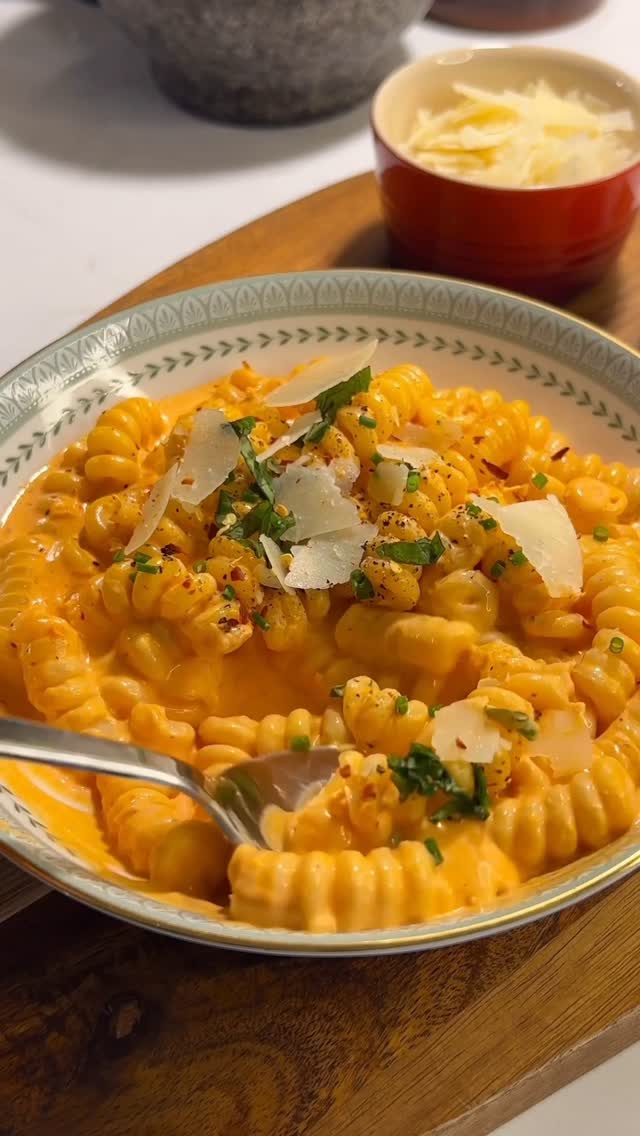 Instagram post by @georginaelizat for Grey Goose. Caption reads: Pasta alla vodka

This girl din is a classic for a....