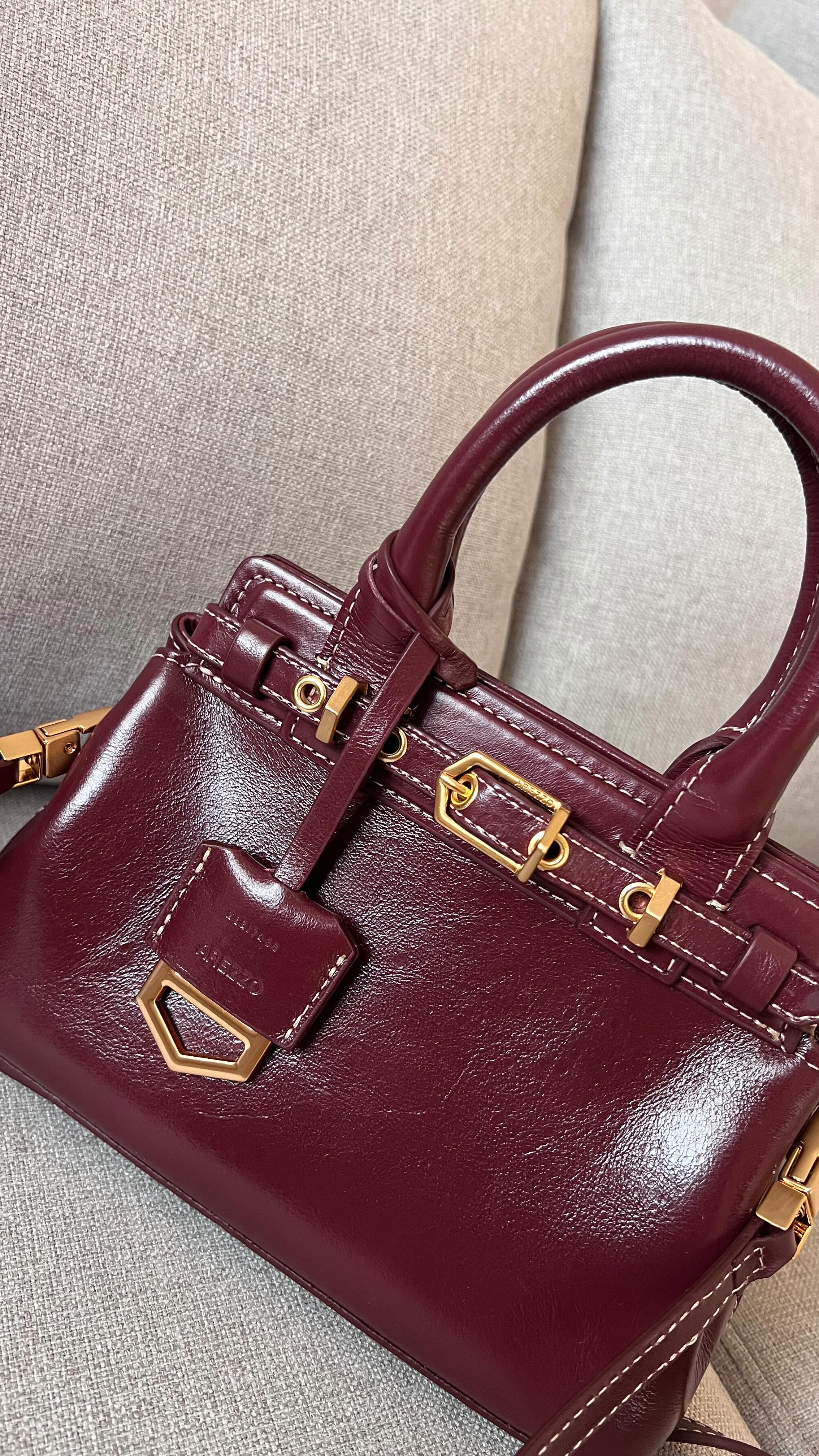 Instagram post by @taycila for Shop2gether. Caption reads: FALA SÉRIO QUE BOLSA MAIS LINDAAAA 😍😍 cupom de....