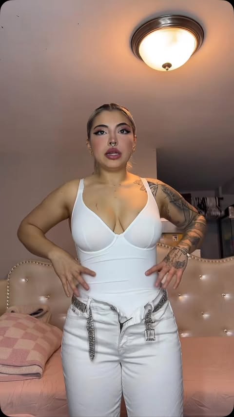 Instagram post by @prettypinkdiamondss for FeelinGirl. Caption reads: @feelingirlofficial body suit try on 🥰 Discount....