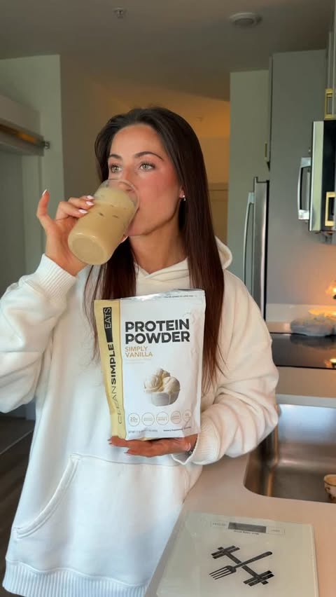 Instagram post by @melanierazz_ for Clean Simple Eats. Caption reads: [...] with junk… this one isn’t 👀 I love....