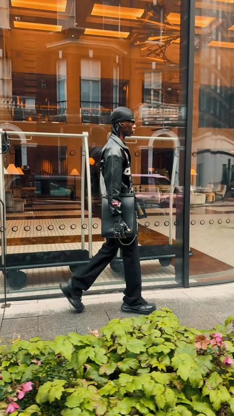 Instagram post by @des__ravi for Hoooyi. Caption reads: Outfit @hoooyi_global ✨🦅 . . 🎵 @runtown . . . .....