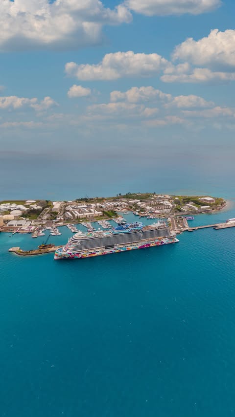 Instagram post by @openklosetbykarina for Norwegian Cruise Line. Caption reads: [...] Bermuda 🇧🇲 aboard the stunning....