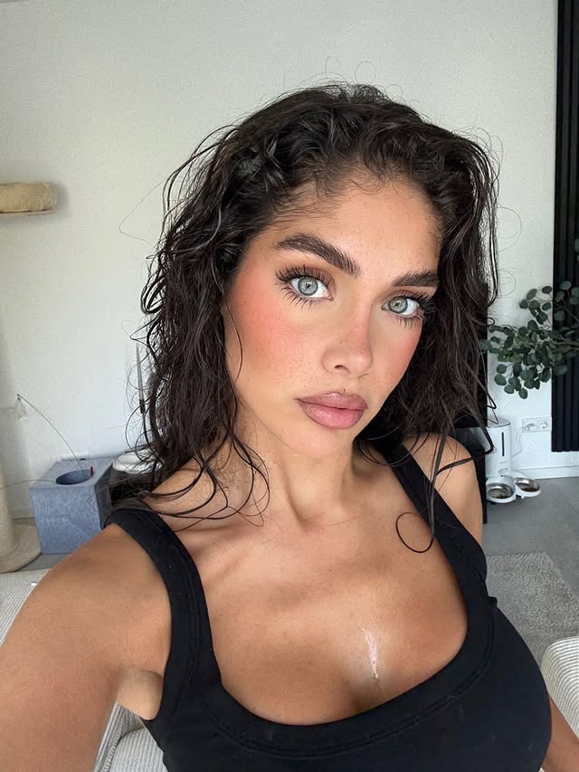 Instagram post by @alyaleyna for CAIA COSMETICS. Caption reads: [...] - Fox @maccosmetics Blush - Peaches....