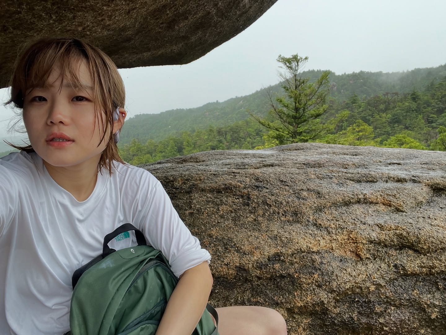 Instagram post by @mei_kotake for Shokz. Caption reads: 梅雨が休憩かと思い、いつもの山に走り歩きに行ってきたけど、急な雨風でぐちゃぐちゃ😂

防水対応して....