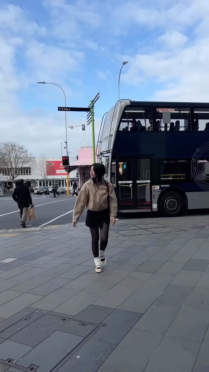 Instagram post by @sheilakusnadi_ for Fossil. Caption reads: Every city girl, has their jessie bucket bag &....