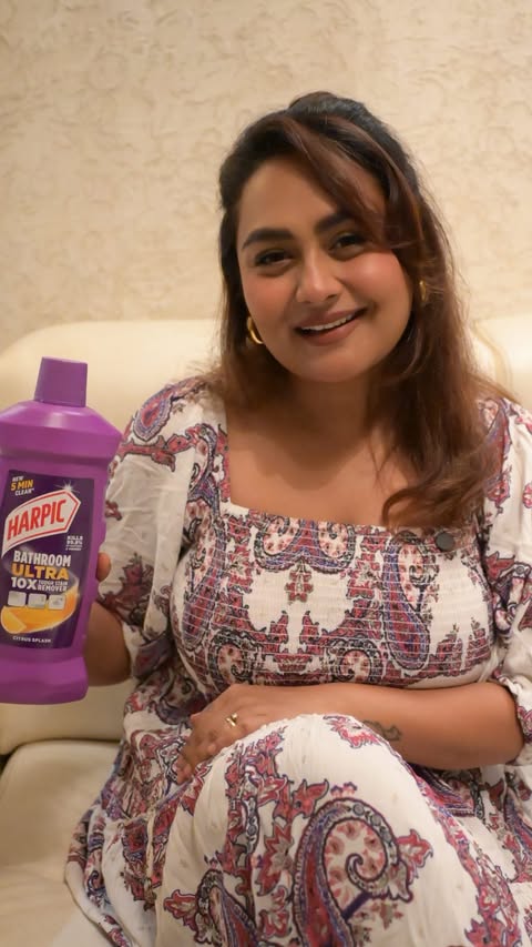 Instagram post by @shweta_venkat for Harpic. Caption reads: [...] of scrubbing and want to try this new Harpic....