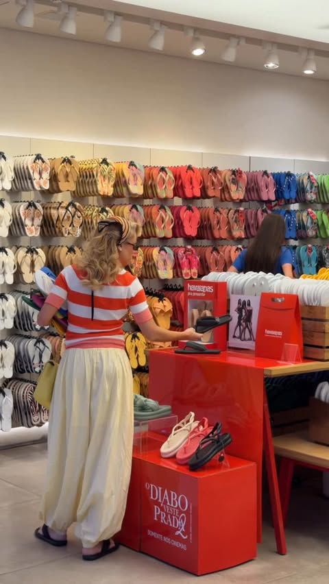 Instagram post by @maluborgesm for Havaianas. Caption reads: [...] outras mães felizes! Eu e @havaianas nos....