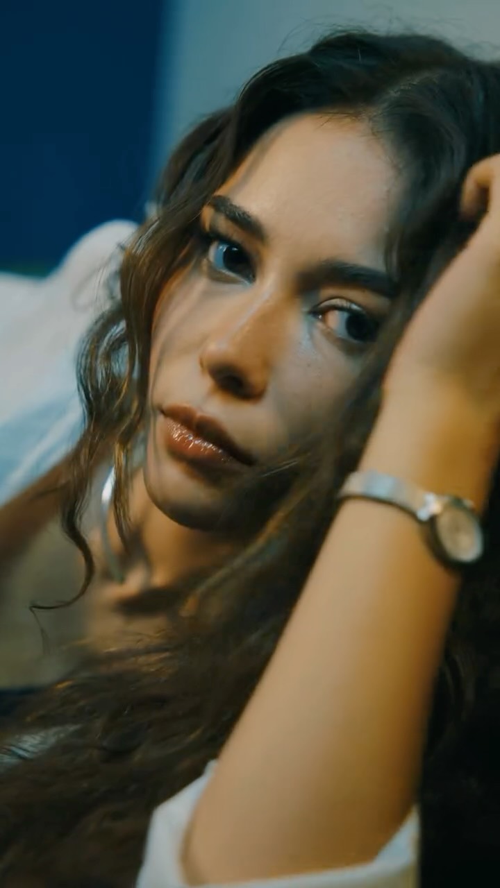Instagram post by @turkusudemirel for Daniel Wellington. Caption reads: [...] Ve bileğimde her zamanki imzam: Daniel....