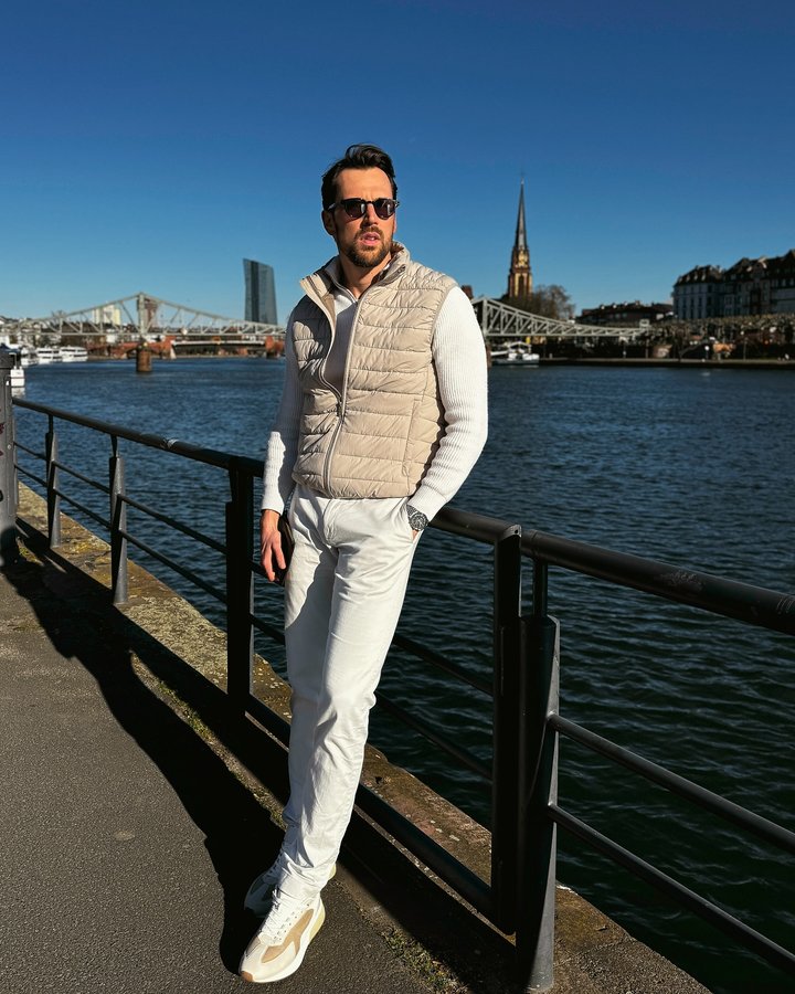 Instagram post by @janlucas.hanke for Mister Spex. Caption reads: [...] 
Hose: @jcrew 
Brille: @misterspex_official....