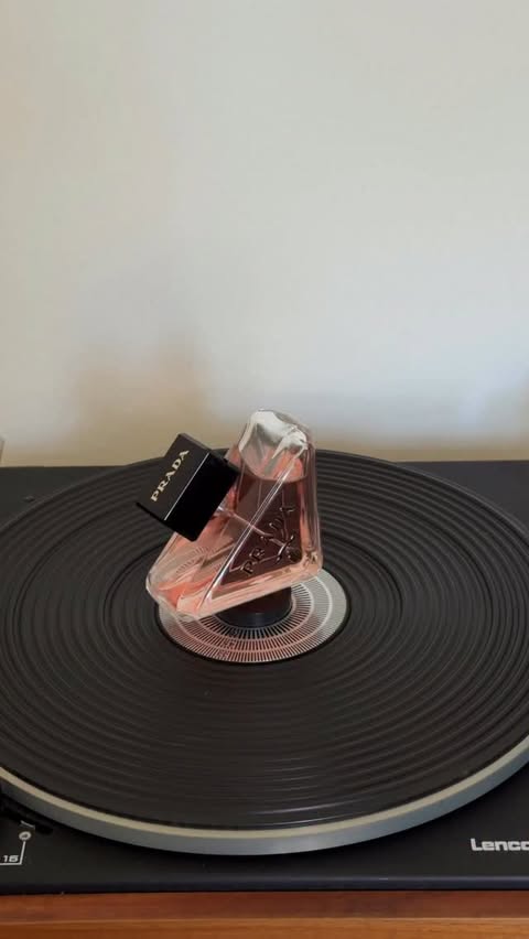 Instagram post by an influencer for Prada Beauty. Caption reads: ¿Quien se sentará a mi lado? @pradabeauty....