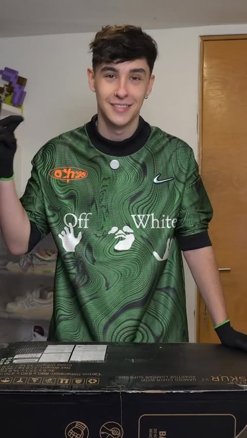 Instagram post by @vichoobtw for Razer. Caption reads: Que producto quieren que les regale 😛😛

#razer....