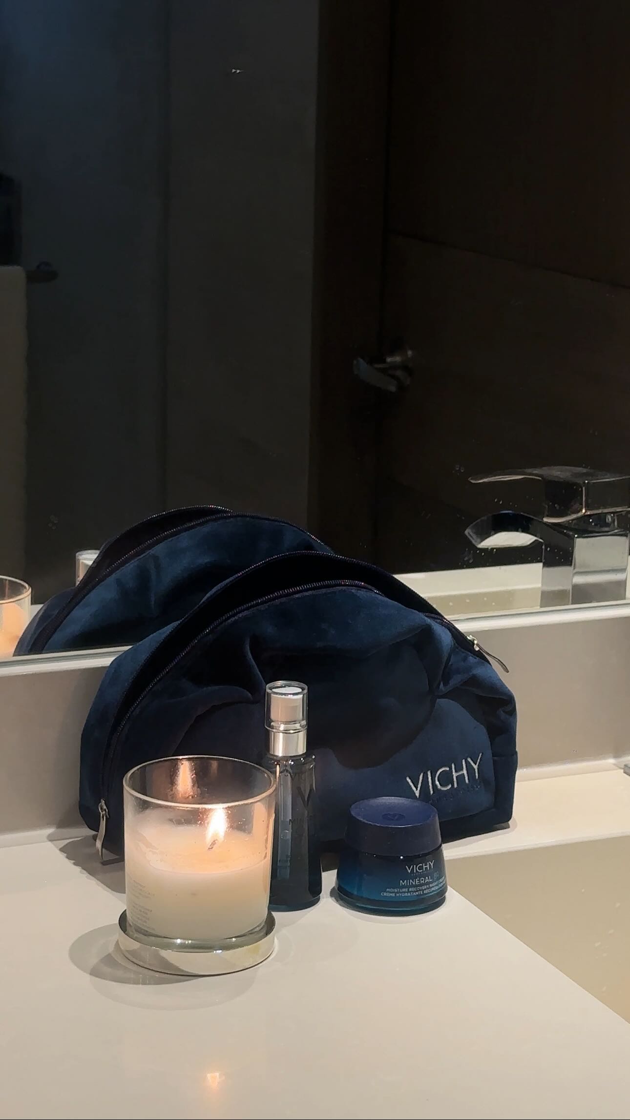 Instagram post by @reginaperedog for Vichy Laboratoires. Caption reads: Nada como consentirme con velas, skincare y dormir....