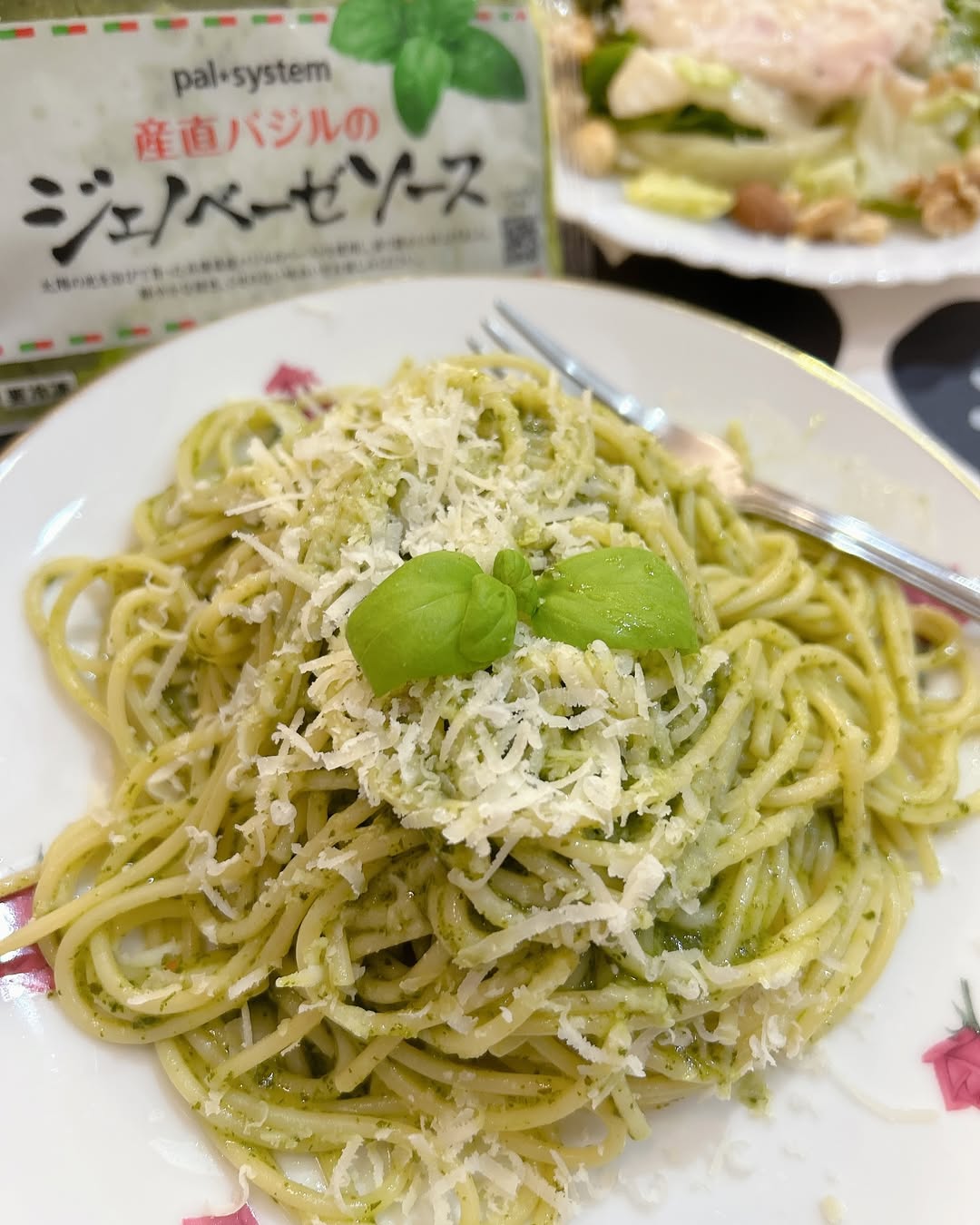 Instagram post by @ya70ko for ESSEonline. Caption reads: 🍝
ESSEの「おうちdeセミナー」に参加し、
パルシステム社
【産直バジルのジェノベーゼソース】....