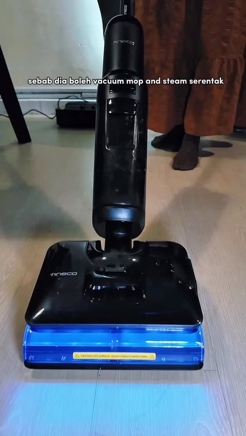 Instagram post by @sarahmnasir for Tineco. Caption reads: Kalau minyak terpercik atau tumpah ke lantai....