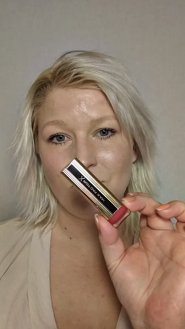 Instagram post by @camillas.glow for Buzzador. Caption reads: 🩷 Max Factor 🩷 @maxfactor @buzzador #MaxFactor....