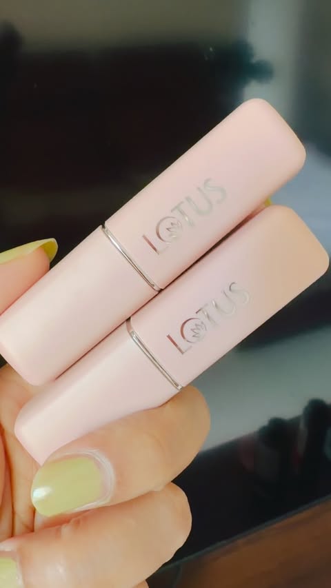 Instagram post by @singhsumanmanish for Lotus Herbals. Caption reads: #ad “Agar tum bhi ek easy everyday makeup combo....