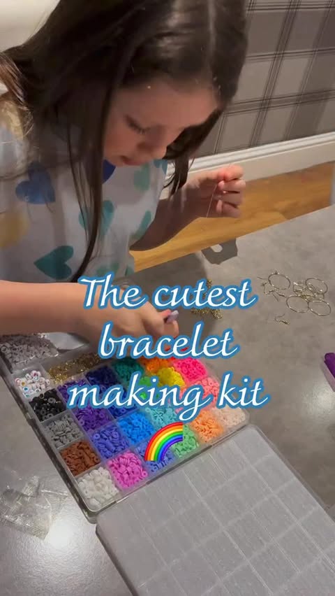 Instagram post by @xolivia_georgiax for Gionlion. Caption reads: [...] hours? This bracelet making kit n from....