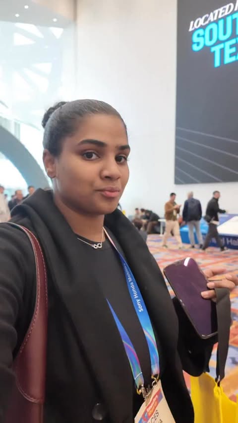 Instagram post by @sh33natay for EUHOMY. Caption reads: [...] CES ❄️✨
From floor walks to cool....