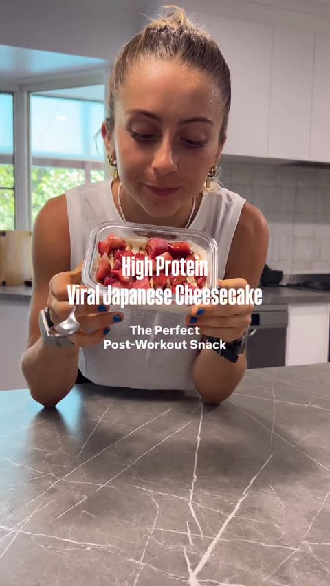 Instagram post by @chloedals_ for YoPRO. Caption reads: [...] ✅ Ingredients (serves 1) - 1x 160g @YoPROau....