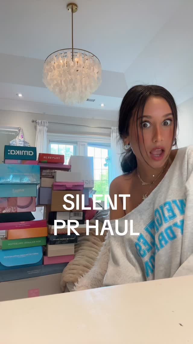 Instagram post by @emma__jordyn for Ardene. Caption reads: SILENT PR HAUL! 🤫
#unboxing
#prunboxing....