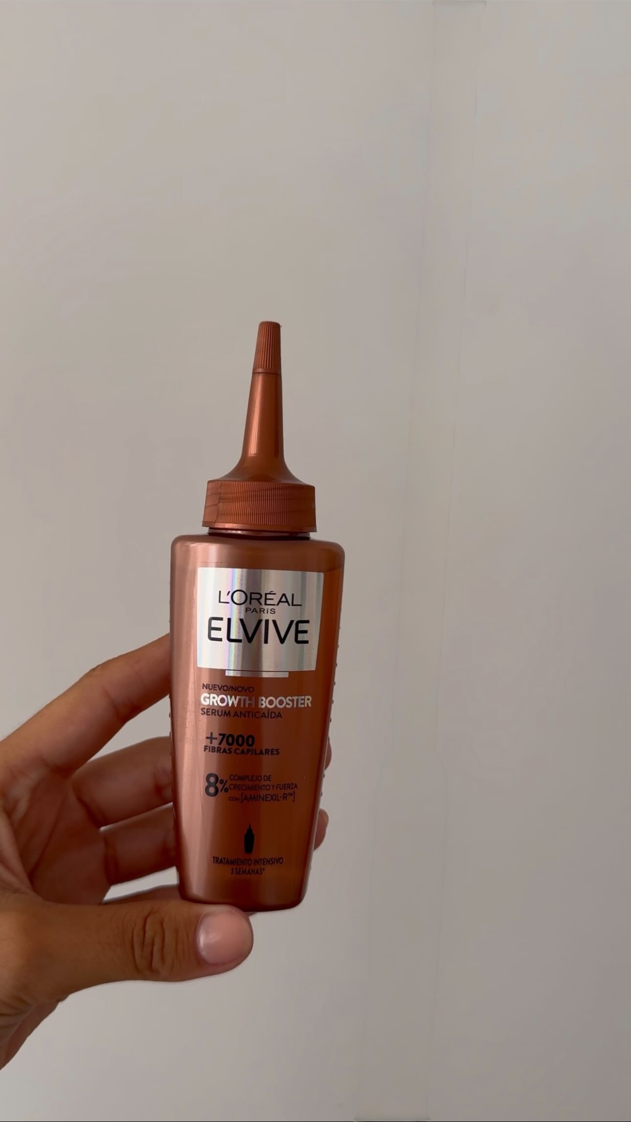 Instagram post by @claudia.martinez for L'Oréal Paris. Caption reads: Publicidad. La mejor forma de combatir la caída....