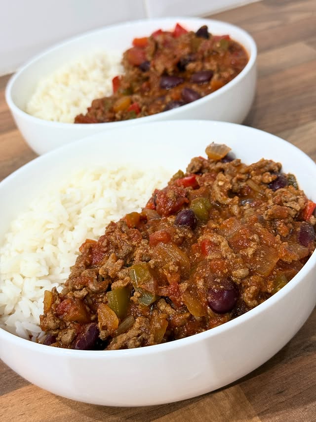 Instagram post by @mo_sw_diamond_target_member for Slimming World. Caption reads: CHILLI CON CARNE I needed something to warm my....