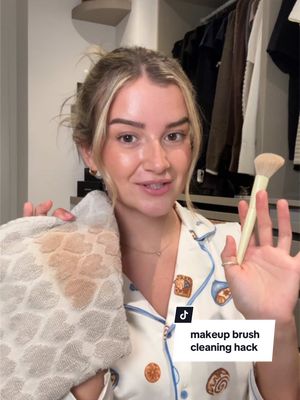 TikTok post by @elliepurvis for ISOCLEAN. Caption reads: [...] makeup brushes hasn’t ever been easier....